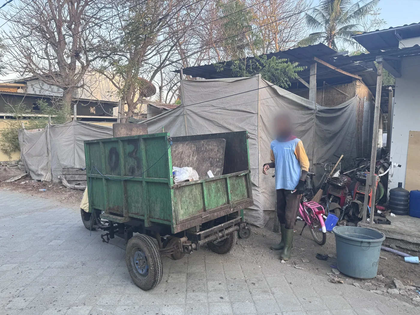 Charrette de collecte des déchets dans une ruelle de Gili Trawangan, à l'aube