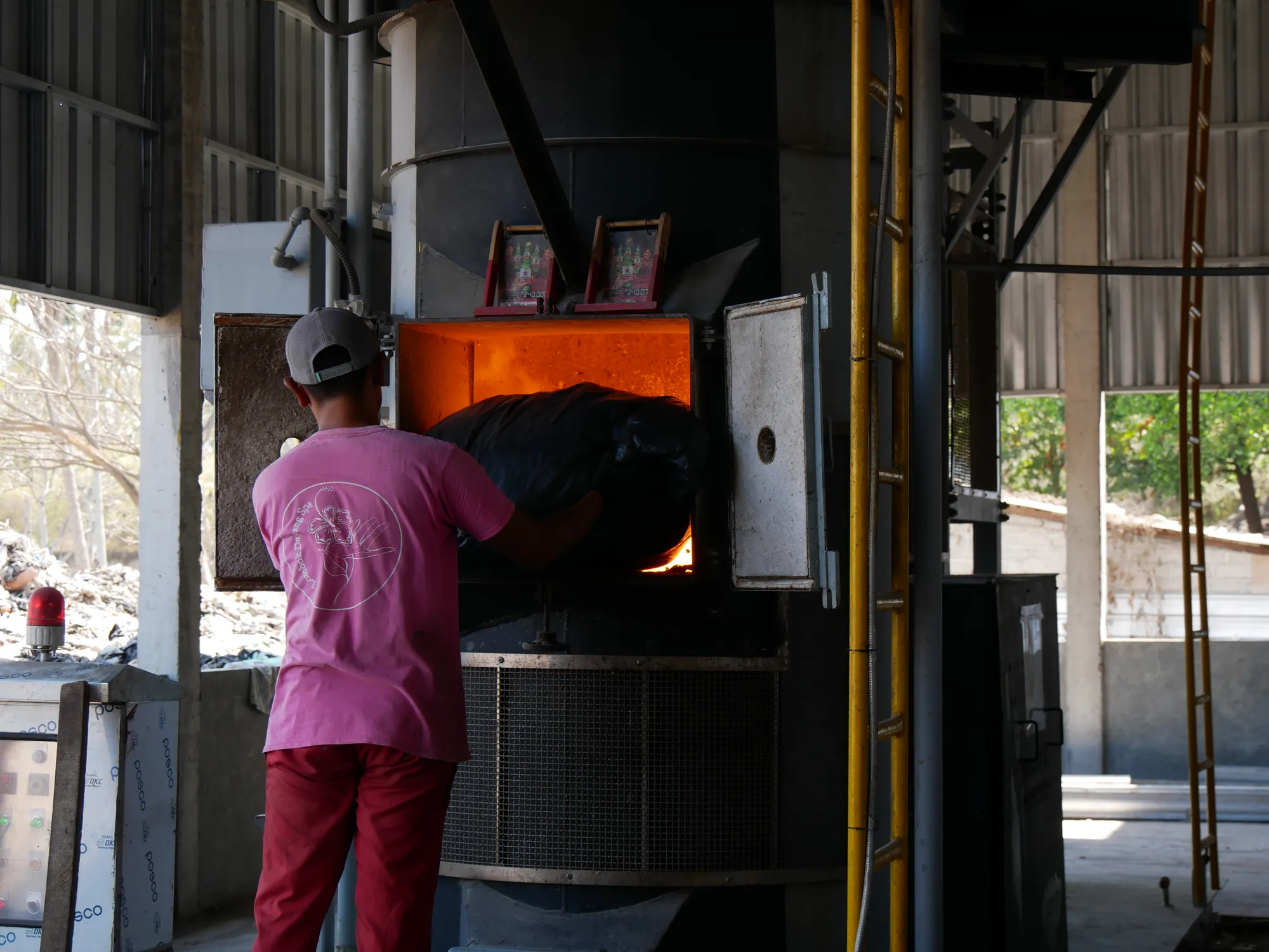 L'incinérateur de l'île en fonctionnement, alimenté par un opérateur des équipes sur place