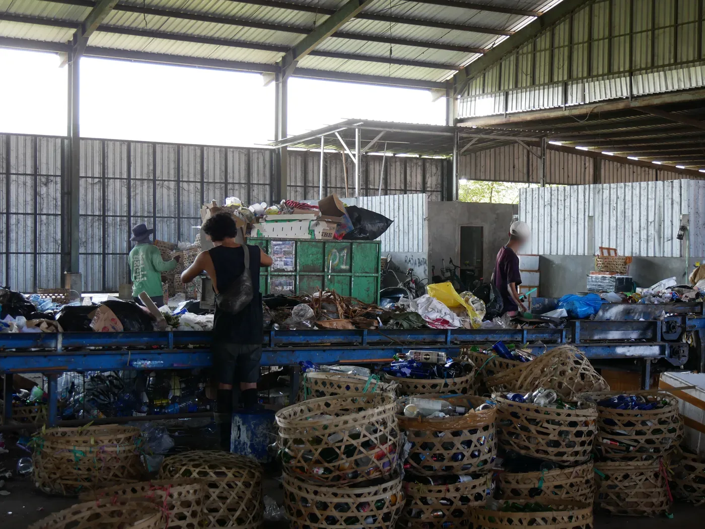 Table de tri des déchets sous le hangar de l'île, équipes au travail