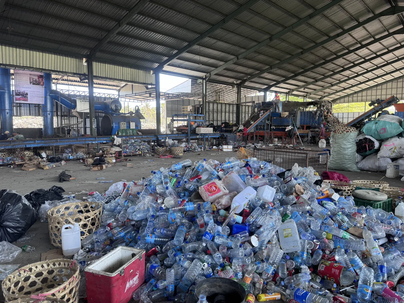 Bouteilles en plastique PET triées et conditionnées pour la valorisation